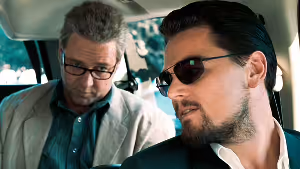 Ed Hoffman (Russell Crowe) and Roger Ferris (Leonardo DiCaprio) sit together in a car