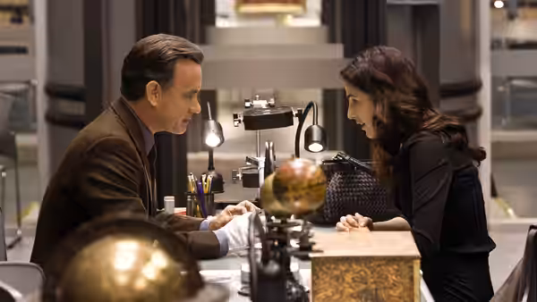 Robert Langdon (Tom Hanks) and Vittoria Vetra (Ayelet Zurer) confer over an artifact in a laboratory