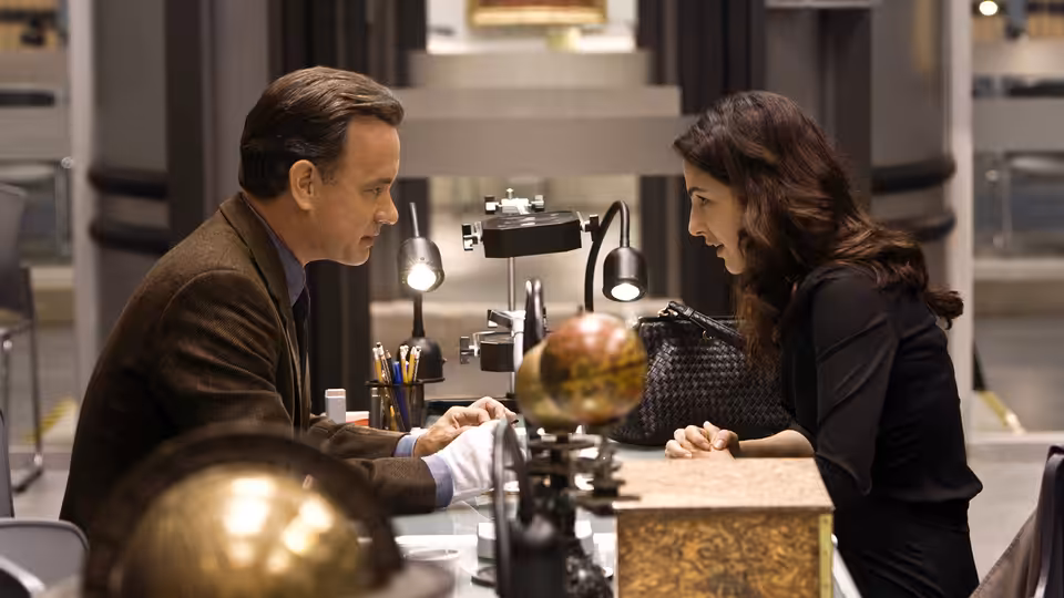 Robert Langdon (Tom Hanks) and Vittoria Vetra (Ayelet Zurer) confer over an artifact in a laboratory