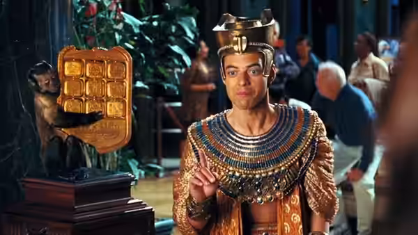 Kahmunrah gestures beside a golden tablet in an Egyptian museum gallery
