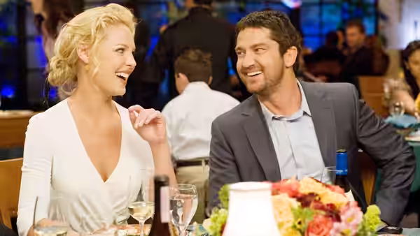 Abby Richter (Katherine Heigl) and Mike Chadway (Gerard Butler) laugh together over dinner