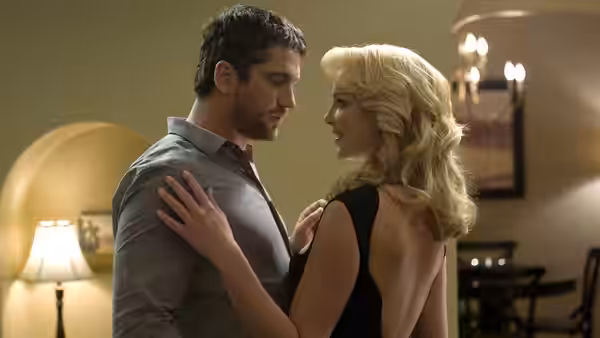 Mike Chadway (Gerard Butler) and Abby Richter (Katherine Heigl) hold each other in a softly lit room
