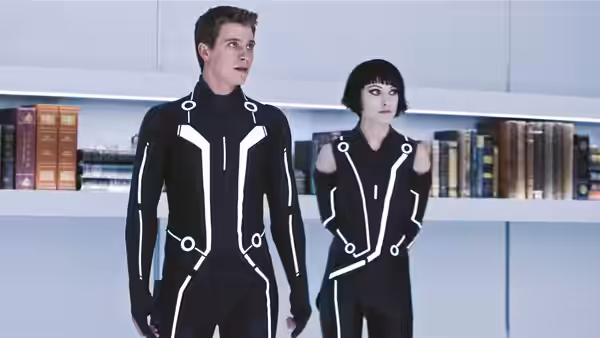Sam Flynn (Garrett Hedlund) and Quorra (Olivia Wilde) stand in a white library
