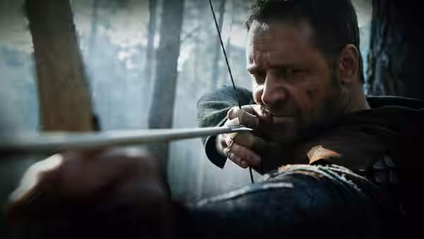 Robin Longstride (Russell Crowe) aims an arrow through the trees