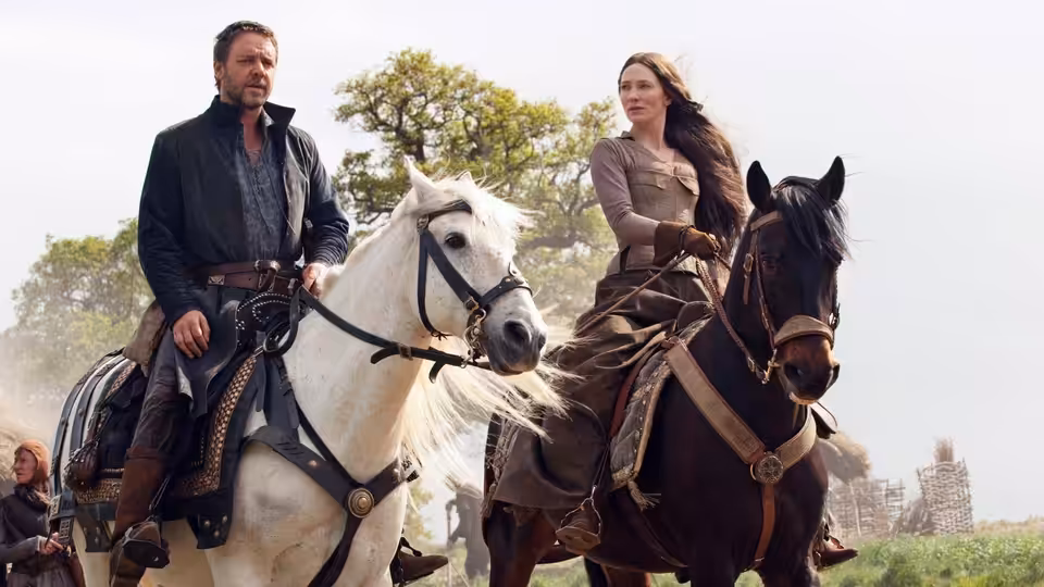Robin Longstride (Russell Crowe) and Marion Loxley (Cate Blanchett) ride horses across the countryside