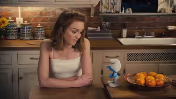 Grace Winslow (Jayma Mays) talks with Papa Smurf at the kitchen table