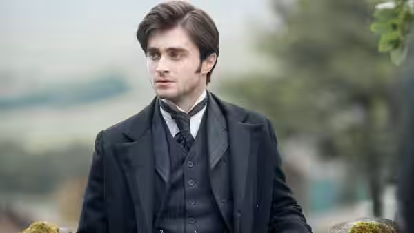 Arthur Kipps (Daniel Radcliffe) looks to the side in the countryside
