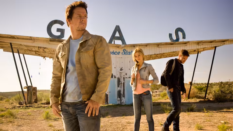 Cade Yeager (Mark Wahlberg) stands with Tessa and Shane outside a roadside gas station