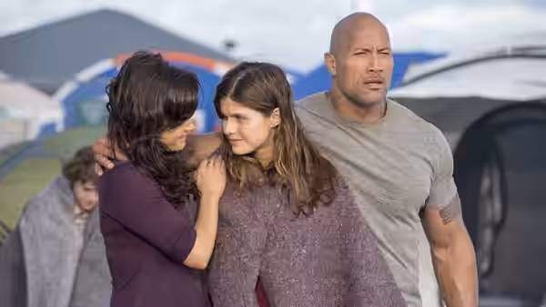 Emma Gaines (Carla Gugino) comforts Blake Gaines (Alexandra Daddario) beside Ray Gaines (Dwayne Johnson)