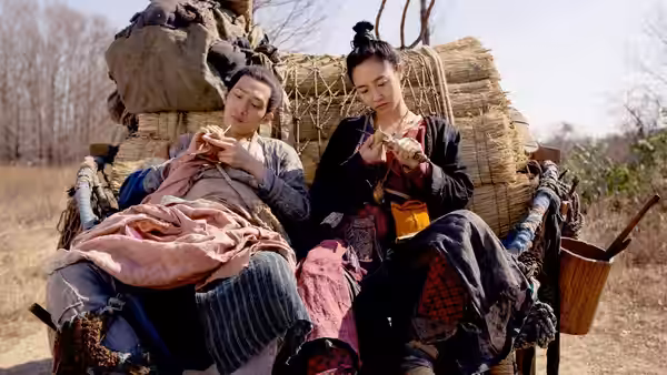 Huo Xiaolan (Bai Baihe) and Song Tianyin (Jing Boran) ride in a loaded cart, looking at objects in their hands