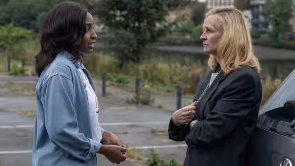 Alma Imhoff (Julia Roberts) facing Maggie Resnick (Ayo Edebiri) outdoors beside parked car