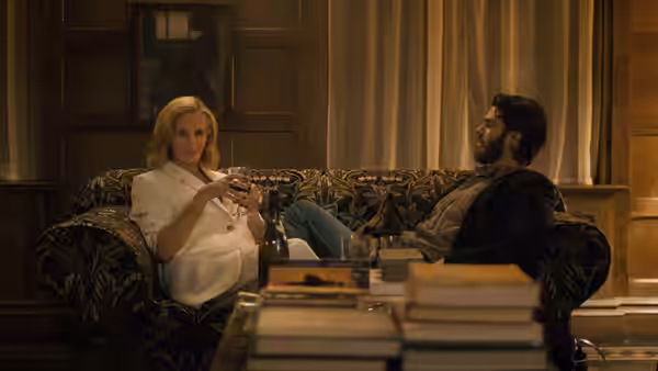 Alma Imhoff (Julia Roberts) and Hank Gibson (Andrew Garfield) seated on couch holding wine glasses
