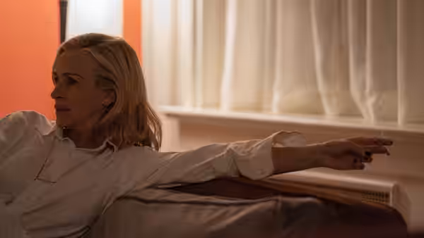 Alma Imhoff (Julia Roberts) reclining on couch with arm outstretched in room