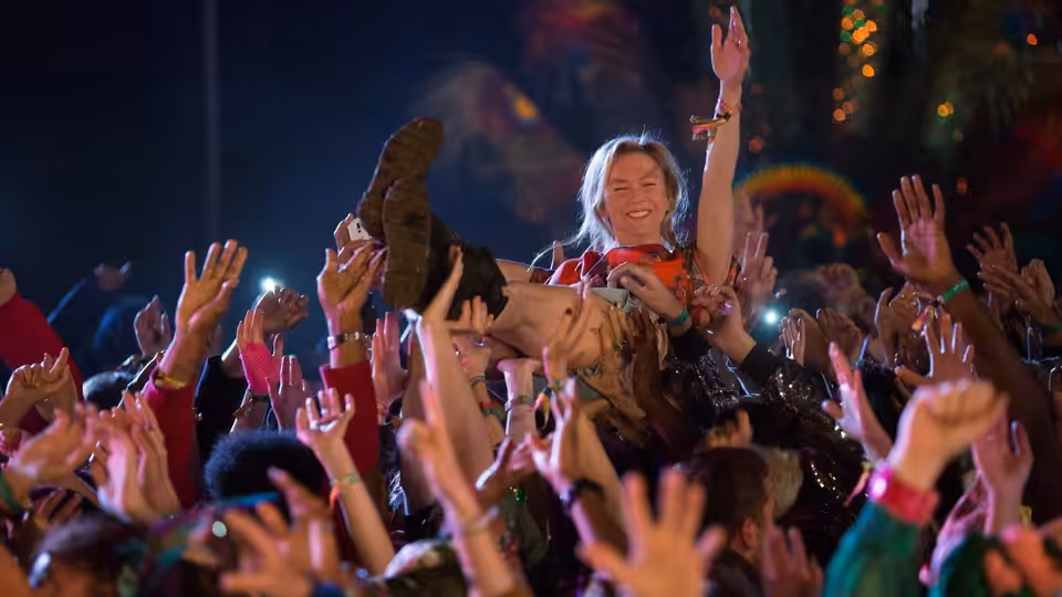 Bridget Jones (Renée Zellweger) is carried above a cheering crowd at a music festival