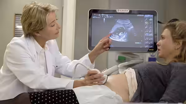 Dr Rawlings (Emma Thompson) shows Bridget Jones (Renée Zellweger) an ultrasound during an examination
