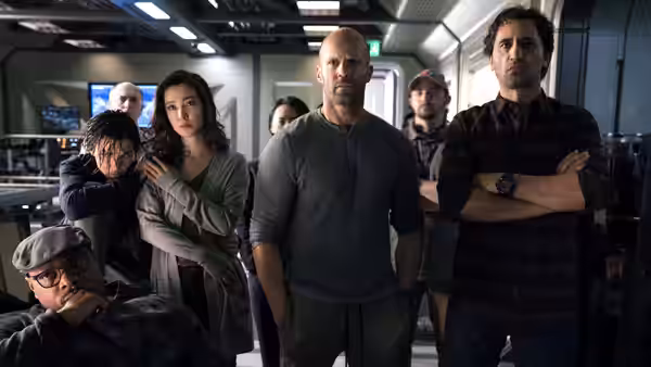 Jonas Taylor (Jason Statham), Suyin (Li Bingbing), and the research crew watch from the control room