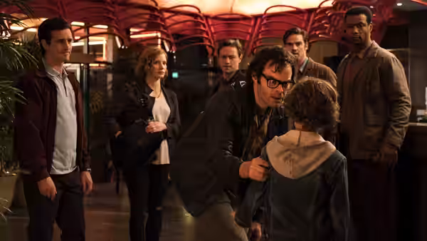 Bill Denbrough (James McAvoy) speaks to a child as the others watch in a diner