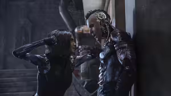 Alita (Rosa Salazar) confronts Zapan (Ed Skrein) in an industrial corridor