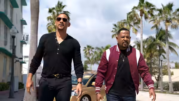 Mike (Will Smith) and Marcus (Martin Lawrence) walk along a palm-lined street