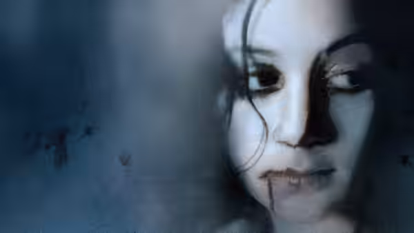 Eli (Lina Leandersson) with blood on her chin in close-up