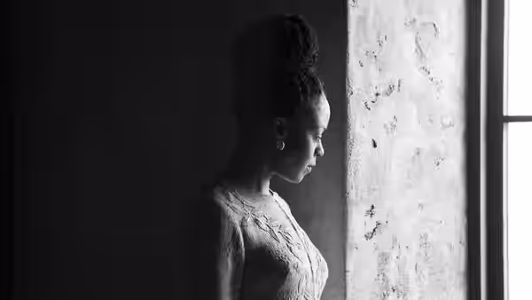 Lady Macbeth in profile gazing out a window