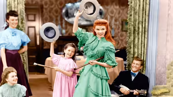 Esther Smith (Judy Garland) and Tootie Smith (Margaret O'Brien) perform for family in the parlor