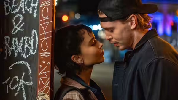 Yvonne (Zoë Kravitz) and Hank Thompson (Austin Butler) face each other at night