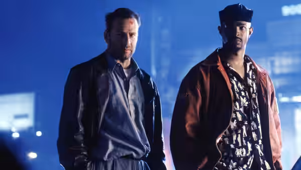 Joe Hallenbeck (Bruce Willis) and Jimmy Dix (Damon Wayans) stand together in a blue-lit interior