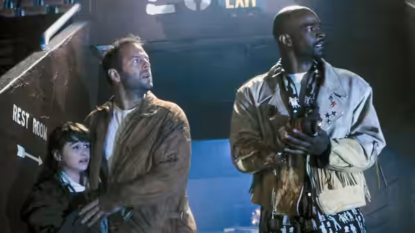 Joe Hallenbeck (Bruce Willis), Darian Hallenbeck (Danielle Harris), and Jimmy Dix (Damon Wayans) look offscreen