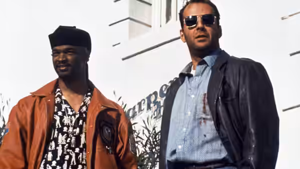 Jimmy Dix (Damon Wayans) and Joe Hallenbeck (Bruce Willis) stand outside a building