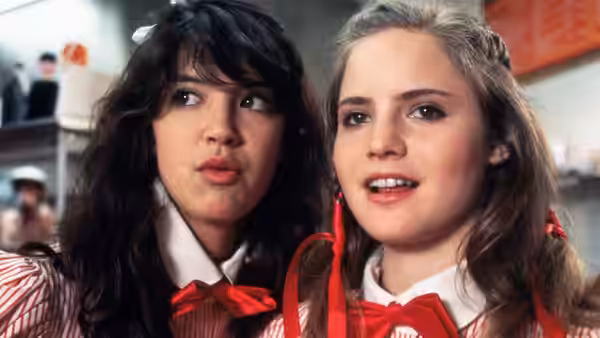 Stacy Hamilton (Jennifer Jason Leigh) and Linda Barrett (Phoebe Cates) in waitress uniforms