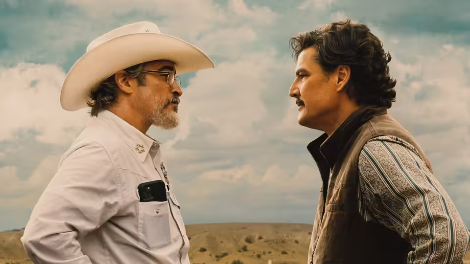 Joe Cross (Joaquin Phoenix) and Ted Garcia (Pedro Pascal) face each other outdoors