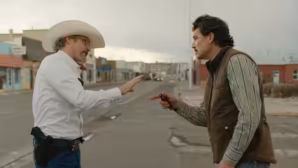 Joe Cross (Joaquin Phoenix) and Ted Garcia (Pedro Pascal) argue on a street
