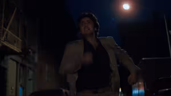 Paul Hackett (Griffin Dunne) runs down a city street at night looking alarmed