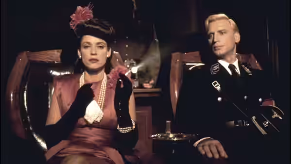 Leni Lamaison (Sônia Braga) seated beside a man in military uniform