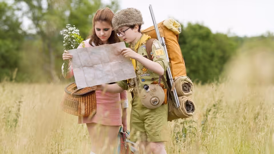 Suzy Bishop (Kara Hayward) and Sam Shakusky (Jared Gilman) studying a map in a field