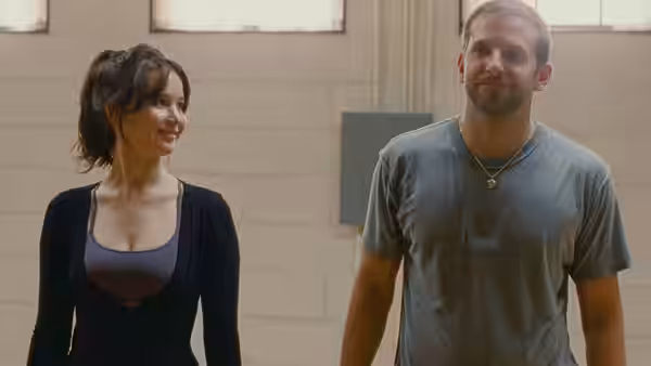 Tiffany (Jennifer Lawrence) and Pat (Bradley Cooper) standing in an empty hall