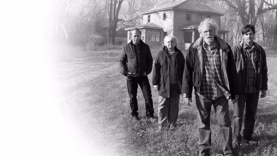 Woody Grant (Bruce Dern) Kate Grant (June Squibb) and two sons stand in a yard