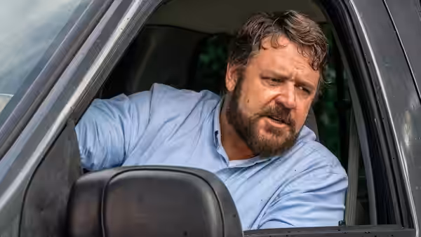 Tom Cooper (Russell Crowe) leans out of a car window