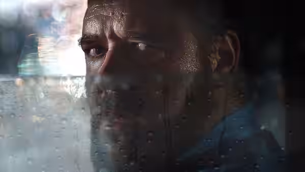Tom Cooper (Russell Crowe) looks through a rain-streaked car window