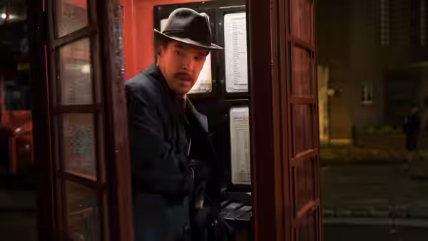 Greville Wynne (Benedict Cumberbatch) peers from a red telephone booth at night