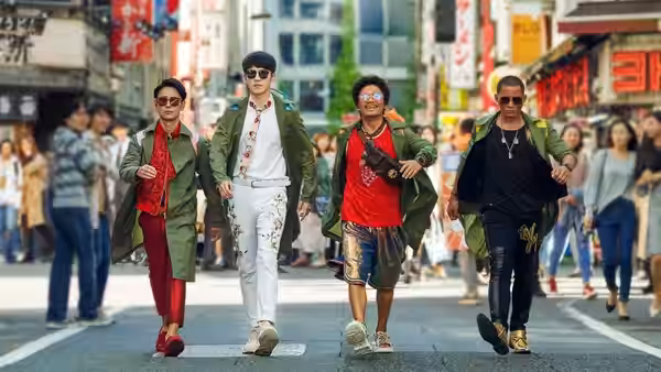 Tang Ren (Wang Baoqiang) and Qin Feng (Liu Haoran) walk with two men through a crowded Tokyo street