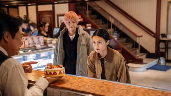 Yui Katakura (Kō Shibasaki) and Sena (Eiji Akaso) examine a cake at a bakery counter