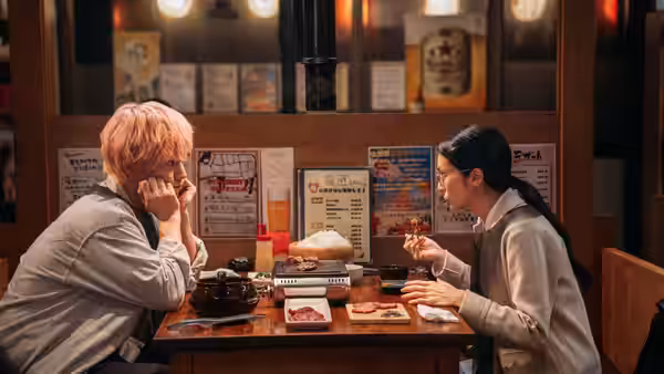 Yui Katakura (Kō Shibasaki) and Sena (Eiji Akaso) share a meal across a restaurant table
