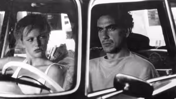 Saskia Wagter (Johanna ter Steege) and Rex Hofman (Gene Bervoets) sit in separate cars