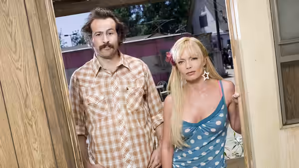 Earl Hickey (Jason Lee) and Joy Turner (Jaime Pressly) stand together in a doorway