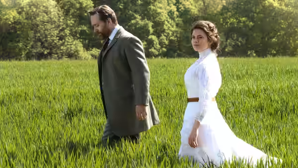 Henry Wilcox (Matthew Macfadyen) and Margaret Schlegel (Hayley Atwell) walk through a field