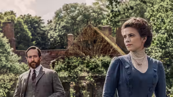 Margaret Schlegel (Hayley Atwell) and Henry Wilcox (Matthew Macfadyen) stand outside a country house