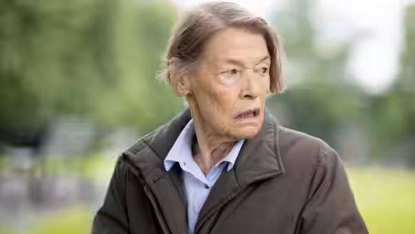 Maud Palmer Horsham (Glenda Jackson) turns to look over her shoulder outdoors