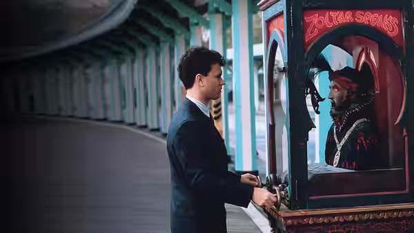 Josh (Tom Hanks) operating the Zoltar fortune telling machine on a pier